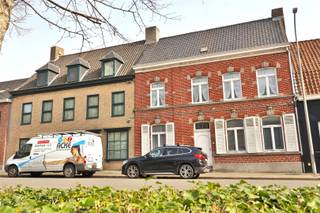 <p><span>AUTHENTIEKE HERENWONING IN HET CENTRUM VAN ROLLEGEM</span></p><p><span>Deze statige, straatbepalende gevel siert het centrum van Rollegem en verbergt een woning vol charme en authenticiteit.<br />Achter de gevel schuilen royale ruimtes met hoge plafonds, verfijnde moulures en een indrukwekkende traphal die meteen de toon zet.<br />De overvloedige lichtinval en de mooie volumes vormen een ideale basis om deze karaktervolle woning naar hedendaagse normen te renoveren, met behoud van haar unieke uitstraling</span></p><p><span>Deze unieke woning pakt uit met een klassieke indeling waar de inkom verbindt en doorsteekt naar de aanbouw en de tuin.  <br />De verschillende ruimtes genieten van mooie afmetingen en kregen elk hun eigen invulling, eetkamer, zithoek en keuken.  <br />Aansluitend is nog een ruime aanbouw met maximaal tuincontact.  </span></p><p><span>Via een vlotte trap bereik je het eerste verdiep en hogerop de zolder. <br />Het eerste verdiep omvat drie extra ruime slaapkamers en een badkamer. <br />De zolder biedt tal van mogelijkheden en kan verder ingericht worden als extra leefruimte, hobbyruimte of bureau. </span></p><p><span>Achteraan pakt de ingesloten tuin uit met heel veel groen en rust.  Er is achteraan een extra uitweg en 2 garages.<br />De woning is voorzien van een praktische bergkelder, een ruime wasplaats en een grote buitenberging.<br /><br />AUTHENTIEKE CHARME<br />RUSTIGE LIGGING<br />EXTRA UITWEG<br />HEEL VEEL POTENTIEEL</span></p><p><span>Gezien de woning is opgenomen in de inventaris bouwkundige erfgoed is de renovatieverplichting niet van toepassing.</span></p>