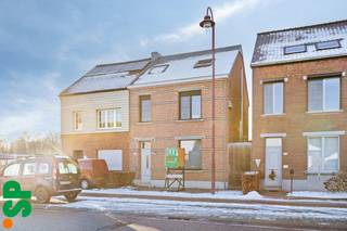 Zeer ruime en instapklare gezinswoning met bijgebouw op een perceel van 6a 09ca.<br /><br />Deze prachtige gezinswoning verwelkomt je via een ruime inkomhal die toegang biedt tot een lichtrijke en aangename leefruimte. De leefruimte sluit naadloos aan op de volledig uitgeruste open keuken en de gezellige eetruimte, waar je geniet van een mooi open zicht op de tuin. Aansluitend is er een praktische opbergruimte met rechtstreekse toegang tot de tuin, evenals een ruime kelder die extra bergruimte biedt. Alsook is er nog een apart toilet voorzien. <br /><br />Op de eerste verdieping bevinden zich drie volwaardige slaapkamers, een apart toilet en een ruime badkamer uitgerust met een inloopdouche, ligbad en een dubbel lavabomeubel. Via een vaste trap bereik je de zolderverdieping, die werd ingericht met nog twee extra slaapkamers en daardoor tal van mogelijkheden biedt voor een groot gezin, hobbyruimte of thuisbureau.<br /><br />Buiten geniet je van een mooie, onderhoudsvriendelijke tuin met zongericht terras en een praktisch bijgebouw. <br /><br />De woning werd volledig gerenoveerd in 2007 en verkeert in een uitstekende staat van onderhoud. Met een EPC-label A (82 kWh/m²) scoort deze woning uitstekend op energiezuinigheid. Verwarming gebeurt via een condenserende gasketel met hoog rendement in combinatie met een warmtepomp. Bovendien zijn er maar liefst 31 m² zonnepanelen aanwezig, wat bijdraagt aan een laag energieverbruik en extra wooncomfort.<br /><br />De ligging: op wandelafstand van winkels, scholen en openbaar vervoer, in de nabijheid van aangename wandel- en fietspaden en met een vlotte verbinding naar de E313.<br /><br />Kortom, een ideale gezinswoning die ruimte, comfort en energiezuinig wonen perfect combineert.<br /><br />Voor meer informatie of een bezoek ter plaatse, kan u contact opnemen met IMMO SP via 014 59 10 20 of mailen naar jill@immosp.be. Benieuwd naar de waarde van uw eigen woning? Vraag vrijblijvend een gratis verkoopanalyse aan – wij helpen u graag verder!