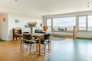 <strong>Wonen op hoogte, met het Rivierenhof aan uw voeten.</strong><br /><br />Een uitzicht dat nooit verveelt. Op <strong>de 13de verdieping </strong>van Residentie Rivierenhof I geniet u van een prachtig en weids uitzicht over het Rivierenhof. De seizoenen zorgen hier telkens opnieuw voor een ander decor, terwijl u vanuit uw eigen woonkamer geniet van rust, groen en ruimte.<br /><br />De lichte leefruimte met <strong>open keuken</strong> vormt het hart van het appartement: een aangename plek om te koken, te tafelen en thuis te komen, met het park als indrukwekkende achtergrond.<br />Het appartement beschikt verder over <strong>twee slaapkamers</strong>, een <strong>badkamer</strong> met aansluiting voor een wasmachine, <strong>een apart toilet</strong> en een praktische <strong>berging</strong>.<br /><br />Daarnaast is er een privatieve <strong>kelderberging</strong> voor extra opslagruimte. Ook<strong> een autostaanplaats </strong>is inbegrepen in de prijs, een absolute troef op deze locatie.<br /><br />Comfortabel wonen op hoogte, met groen aan uw voeten en de stad binnen handbereik.<br /><br /><u><strong>Technische informatie:</strong></u><br />EPC: 116 kWh/m²/jaar – label B<br />Geen renovatieverplichting<br />G- & P-score: A & D<br />Stedenbouwkundige informatie: Wg, Vg, Vv, Gvkr, Gmo<br />Gemeenschappelijke kosten: ca. €350/maand, inclusief water en verwarming<br /><br />Een appartement waar het uitzicht elke dag opnieuw indruk maakt. Kom het zelf ontdekken en plan uw bezoek!
