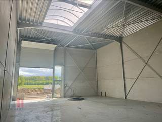 Newly built SME unit of 420 m² with 4 private parking spaces for sale in Hasselt.The shell unit (fire class C) is constructed with a steel or...