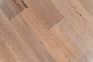 Bent u op zoek naar een commerciële ruimte op een absolute topligging met maximale zichtbaarheid? Dan is dit instapklare handelsgelijkvloers van...