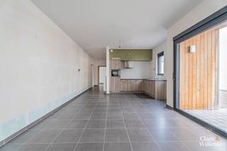 Dit moderne en energiezuinige appartement is een ideale keuze voor wie comfortabel wil wonen in alle rust. U komt binnen in een open en ruime leefruimte met open keuken. Dankzij de grote ramen geniet u hier van een overvloed aan natuurlijk licht. De leefruimte geeft toegang tot een aangenaam terras dat uitkijkt op de rustige binnenkoer van het gebouw.

De slaapkamer van 13,5 m² biedt voldoende ruimte voor een tweepersoonsbed en kasten. Verder is het appartement voorzien van een praktische berging, een badkamer met douche en zonneweringen voor extra comfort in alle seizoenen.