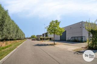 <strong>LIEVEGEM - Uniek Magazijn met vergund woongedeelte op 21a 25ca<br />EERSTE BEZOEKDAG ZON. 06/09 VAN 10U TOT 13U (enkel op afspraak).</strong><br /><br />Op zoek naar een eigendom waar ondernemen, wonen en genieten samenkomen? Dit veelzijdige bedrijfsvastgoed werd in 2008 opgetrokken op een perceel van 21a 25ca en beschikt over een ruim magazijn met aansluitend een vergund woongedeelte.<br /><br />De ligging is bijzonder interessant: vooraan geniet u van een centrale en vlot bereikbare locatie, ideaal voor uw bedrijfsactiviteiten en cliënteel. Achteraan krijgt de eigendom een volledig ander karakter en geniet u van een prachtig en weids uitzicht over de landelijke omgeving.<br /><br />Het magazijn beschikt over een grote open ruimte en biedt tal van mogelijkheden voor diverse professionele activiteiten, opslag of atelier. Er is tevens afzonderlijk sanitair voorzien met inloopdouche, toilet en bergruimte. Dankzij de 38 zonnepanelen met een totale capaciteit van 9,5 kWpiek werd ook aandacht besteed aan energiezuinigheid.<br /><br />Aansluitend bevindt zich de ruime woning. Via de inkomhal met vestiaire en bezoekerstoilet komt u in de leefruimtes. De woning beschikt over vier slaapkamers, een ruime badkamer, twee terrassen en een doorlopend balkon met prachtig zicht op het groen.<br /><br />Beneden vormen de volledig ingerichte open keuken, leefruimte en zitplaats een aangenaam geheel. Grote raampartijen zorgen voor een royale natuurlijke lichtinval en een mooie verbinding met de tuin en het landelijke uitzicht. Daarnaast is er een ruime afzonderlijke bureauruimte, ideaal om in alle rust te werken of klanten te ontvangen.<br /><br />De tuin beschikt over een ruim terras en groot gazon en biedt achteraan een uitzonderlijk gevoel van rust en ruimte.<br /><br />Een unieke combinatie van ruime bedrijfsinfrastructuur, comfortabel wonen, vier slaapkamers, zonnepanelen en een landelijke ligging, ideaal voor ondernemers die wonen en werken op één locatie willen combineren.<br />Interesse in deze unieke combinatie van bedrijfsvastgoed en wonen? Contacteer ons voor meer informatie of een bezoek ter plaatse 053/60.65.60.