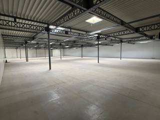 <p><span>Geïsoleerde opslag/ambacht plaats (vrije hoogte 3m 94cm) voorzien van lichtstraten en lichtkoepels met automatische toegangsdeur en automatische sectionaalpoort H 3m92 cm en B 3m98 cm, sanitaire voorzieningen 2 toiletten en 2 douches en parking voor 11 voertuigen</span></p><p><span>Nutsvoorzieningen: Sanitair, elektrische boiler, elektriciteit, alarm, …</span></p><p><span> </span></p>