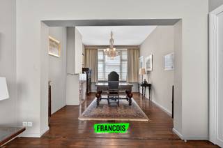 Deze karaktervolle herenwoning is gelegen langs de Prinsenlaan te Oostende. Te midden de Belle Epoquewijk komt dit pand volledig tot zijn recht. In de omgeving is er tal van groen, recreatie en lokale handelaars. <br /><br />De woning zelf heeft een traditionele indeling van een herenwoning, met tal van open ruimtes en mogelijkheden. Zo heeft u op het gelijkvloerse reeds drie polyvalent in te delen ruimtes, ideaal als praktijkruimte, (thuiswerk-) bureau of extra kamer. <br /><br />De woonkamer bevindt zich op de eerste verdieping. Het betreft een sfeervolle ruimte die dankzij de authentieke houten vloer extra cachet geniet. De typerende hoge plafonds maken het geheel aangenaam lichtrijk. Verder is er op deze verdieping nog een volledig uitgeruste keuken (met extra eethoek), een wasberging en buitenruimte. <br /><br />Op de tweede verdieping is er plaats voor drie volwaardige slaapkamers alsook een ruime badkamer. Hier is er gewerkt met een ligbad, aparte douche en dubbele lavabo. <br /><br />De derde verdieping biedt nog plaats voor een extra slaapkamer met polyvalente ruimte. <br /><br />Het pand biedt dankzij de grootte en indeling talrijke mogelijkheden. De karaktervolle uitstraling op een toplocatie maken van dit pand een unieke kans! <br /><br />Aarzel niet en neem contact op voor meer info of een afspraak.<br /><br />