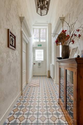 This historic corner building, located in the Naaldenstraat, is located in the historic heart of the city in an extremely central location, 500 m...