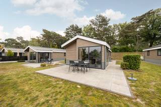 <p>Interesse? Neem gerust contact op met Noor Helsen via noor.helsen@copandi.be of via +32 471 90 18 10.<br /><br />Plan online je bezoek in via deze link!</p><p>Als je op zoek bent naar een tweede verblijf waar je volledig tot rust kan komen, ben je hier aan het juiste adres!</p><p>Deze mooie gemeubileerde 4-persoons vakantiewoning is prachtig gelegen aan het water op het verzorgde EuroParcs domein Zilverstrand in Mol. De vakantiewoning beschikt over een ruime leefruimte met volledig uitgeruste open keuken met ingebouwde oven en vaatwasser, eethoek en gezellige zithoek. Vanaf het terras heeft u een geweldig uitzicht op het meer. Er zijn twee slaapkamers die allen voorzien zijn van voldoende kastruimte. De badkamer is uitgerust met een douchecabine, lavabomeubel, handdoekradiator en toilet. Buiten is het genieten op een ruim terras met prachtig uitzicht op het meer.</p><p>Naast eindeloos waterplezier in het overdekt zwembad en in de zwemvijver, kan je gedurende het hele jaar genieten van de faciliteiten van het park: wellness, speeltuin, meer aan het strand, kabelbaan en vele wandel- en fietsmogelijkheden. Ook is er de mogelijkheid tot mini-golf, sup-verhuur, fietsverhuur, restaurant en supermarkt.<br />Als je een bepaalde periode van het jaar geen gebruik wilt maken van de bungalow kan de verhuurservice van EuroParcs zorgen voor een extra inkomen.<br /><br />Meubels, apparatuur en uitrusting van de keuken zijn inbegrepen in de prijs. Het park vraagt een jaarlijkse bijdrage voor gebruik van alle faciliteiten en de huur van de grond. Er zijn geen aankoopkosten of btw verschuldigd.<br /><br />✅ Meubels inbegrepen<br />✅ Parkeermogelijkheid voor chalet<br />✅ Geen aankoopkosten of BTW<br />✅ Twee comfortabele slaapkamers <br />✅ Topligging nabij het Zilvermeer en prachtige Kempense natuurgebieden</p>