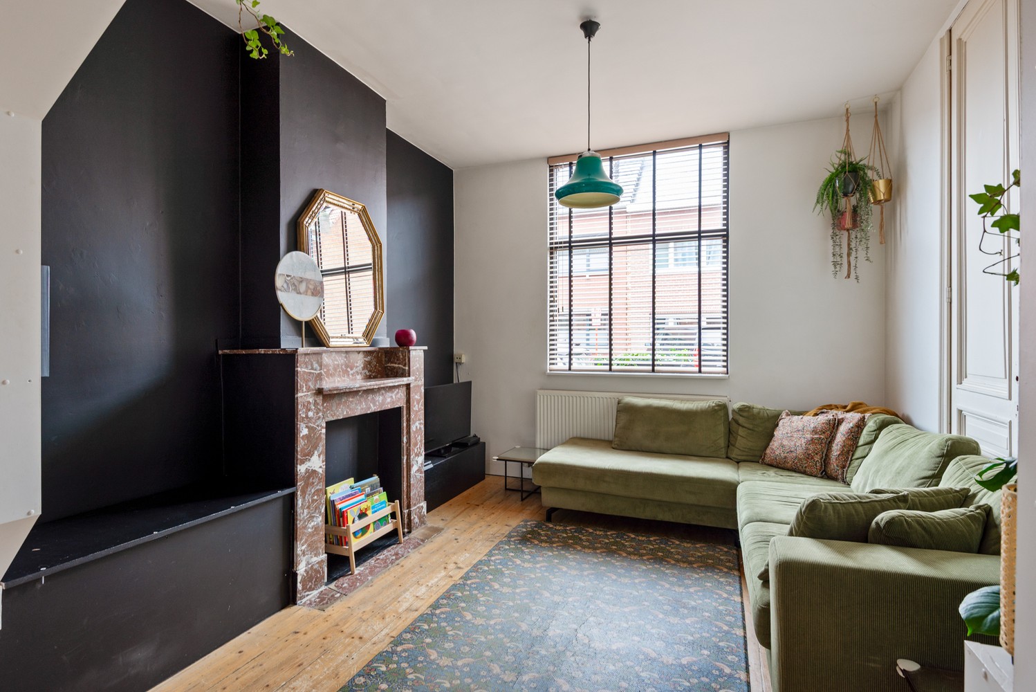 Charmant, gerenoveerd huis met 4 slaapkamers, 2 badkamers en gezellige tuin in Wijnegem! - foto 4