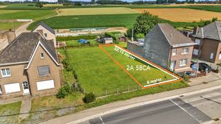 <p>Op een rustige en residentiële ligging in <strong>Appelterre</strong> bevindt zich deze <strong>bouwgrond van 258 m²</strong>, bestemd voor het oprichten van een <strong>eengezinswoning in gesloten bebouwing</strong>. Dankzij de gunstige ligging geniet u van een vlotte bereikbaarheid naar Ninove, winkels, scholen, openbaar vervoer en de belangrijkste invalswegen. Er kan op dit perceel een ruime gezinswoning worden gerealiseerd met een <strong>maximale bouwdiepte van 18 meter op het gelijkvloers</strong> en <strong>12 meter op de verdieping</strong>. De <strong>maximale kroonlijsthoogte bedraagt 6 meter</strong>, terwijl het vloerpeil maximaal <strong>0,60 meter boven het bestaande maaiveld</strong> mag worden aangelegd. De bouwbreedte bedraagt 8 meter. De woning dient qua kroonlijsthoogte en dakhelling aan te sluiten bij de aanpalende bebouwing, wat zorgt voor een verzorgd en harmonieus straatbeeld. Voor de afwerking is er heel wat vrijheid. Zowel een gevel in gevelsteen als crepi is toegelaten, op voorwaarde dat duurzame materialen worden gebruikt die harmonieus in de omgeving passen. Een hellend dak met een helling tussen <strong>25° en 45°</strong> behoort tot de mogelijkheden, maar ook een <strong>plat dak</strong> is toegestaan.</p>