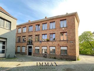 <p>Dit appartement met 2 ruime slaapkamers bevind zich dichtbij ’t Zand, centraal maar toch zeer rustig gelegen, topligging! <br /><br />Het grote pluspunt van dit appartement is het magnifiek uitzicht op de reien. <br />Het appartement bevat volgende indeling: inkomhal - ruime leefruimte - aparte keuken - berging - 2 slaapkamers - douchekamer met toilet en een terras.<br /><br />Huurprijs: € 795/maand, inclusief kosten (exclusief kosten water, gas en elektriciteit)<br />Beschikbaarheid: 15/02/2026<br /><br />Voor verdere informatie of vrijblijvend bezoek contacteer ons op 050 62 44 14 of mail naar jana@immax.be</p>