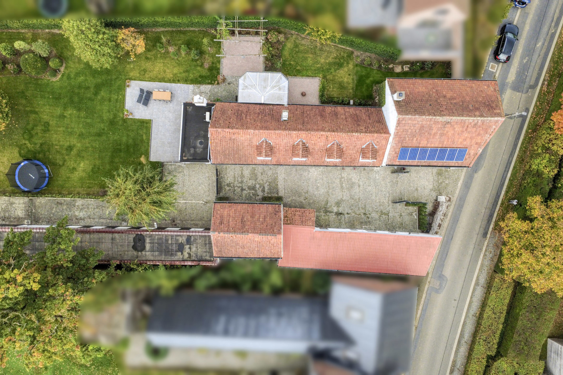 Gerenoveerde hoeve met bijgebouwen en 8 stallen. - foto 5