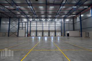 <strong>Ruime en moderne logistieke magazijnen op een strategische locatie in Willebroek</strong>, aan het Zeekanaal Brussel-Willebroek en vlakbij de A12 en N16. Dankzij de centrale ligging tussen Antwerpen en Brussel is dit een ideale uitvalsbasis voor logistieke activiteiten.<br /><br />De site biedt <strong>meer dan 17.593 m² magazijnruimte</strong>, met <strong>40 laadkaaien</strong>, een <strong>vrije hoogte van 11,30 m</strong> en een hoge vloerbelasting van 50 kN/m² dynamisch, 80 kN/m² verplaatsbaar rek. De gebouwen zijn uitgerust met een ESFR sprinklersysteem, LED-verlichting en alle nodige nutsvoorzieningen.<br /><br />Er wordt hiernaast geïnvesteerd in duurzaamheid met o.a. zonnepanelen, EV-laadpunten, extra laad- en loszones en een BREEAM “Very Good”-certificering in voorbereiding.<br /><br />Op het terrein is ruime parkeergelegenheid voorzien voor zowel vrachtwagens als personenwagens. De locatie is vlot toegankelijk voor zwaar verkeer en biedt brede manoeuvreerruimte. Onmiddellijk beschikbaar.<br /><br />Contacteer <strong>PANORAMA B2B</strong> voor bijkomende inlichtingen, plannen of een vrijblijvend plaatsbezoek <strong>03 225 03 03</strong>.