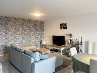 Op de derde verdieping van residentie Den Boomgaerd, gelegen in het centrum van Bornem, treffen we dit gezellige appartement aan. <br />Winkels, openbaar vervoer en scholen bevinden zich op wandelafstand.<br /><br />We betreden het appartement via een inkomhal die toegang geeft tot een gastentoilet. Aansluitend bevindt zich de lichtrijke leefruimte met geïnstalleerde keuken, voorzien van oven, koelkast en vaatwasmachine.<br />Via de nachthal bereiken we twee ruime slaapkamers, een badkamer voorzien van ligbad, dubbele lavabo en toilet en een praktische berging.<br /><br />De raampartijen in de leefruimte geven toegang tot het aangename, zuidgerichte terras. <br />Het terras beschikt over een extra berging.<br /><br />In de ondergrondse verdieping bevindt zich een autostaanplaats en een gemeenschappelijke fietsenberging.<br /><br />De gemeenschappelijke kosten bedragen €90 per maand. <br />Het appartement is beschikbaar vanaf 15 augustus.<br /><br />Heb je interesse in dit appartement op toplocatie?<br />Contacteer ons gerust via roy@julimmo.be of 0498 62 74 71.