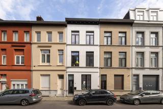 <p>"We hebben hier met ontzettend veel plezier gewoond. Het is zo’n plek waar je je meteen thuis voelt, waar het licht elke dag weer anders binnenvalt en waar oud en nieuw mooi samenkomen.</p>
<p>Wat we misschien nog wel het meest gaan missen, is het leven hier in de buurt. Op een zonnige dag wandelden we graag even naar Bar Chapel, of spraken we af met vrienden bij Bar Noord of Bar Leon. Het zijn van die fijne plekken waar je als ouder rustig iets kunt drinken terwijl de kinderen zich vermaken.</p>
<p>Ook het zwembad in de Veldstraat ligt vlakbij, ideaal voor een frisse zwembeurt. En als je van eten houdt, zit je hier echt goed: in de buurt vind je smaken van over de hele wereld, altijd wel iets nieuws om te ontdekken.</p>
<p>Tegelijk is het hier verrassend rustig wonen. Een plek waar je even kan ontsnappen aan de drukte, maar toch alles binnen handbereik hebt en zo de stad in bent of de baan op kan."</p>