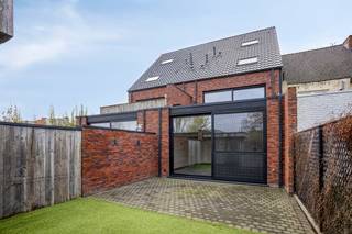 Dit gebouw werd gebouwd in 2016 en ligt ideaal in een rustige straat tussen de grote en kleine ring van Hasselt. Snel in en snel uit de stad!...