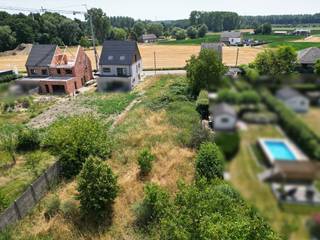 Ruim perceel bouwgrond voor halfopen bebouwing in een groene omgeving en met zicht op een open gebied. Gunstige bouwbreedte van ± 12m. Achteraan...