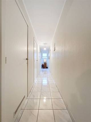 APPARTEMENT MET GARAGE EN TUIN, DICHTBIJ INVALSWEGEN TE IEPERHET APPARTEMENT BEVINDT ZICH OP DE 2DE VERDIEPING EN IS INGEDEELD ALS VOLGT: - INKOMHAL-...