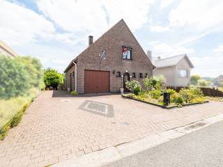 <p>Te koop: open bebouwing in Leuven, gelegen aan de stadsrand.<br /><br />Deze woning in de Boomgaardstraat biedt een interessante opportuniteit voor wie een huis wil kopen in Leuven en op zoek is naar ruimte en potentieel. De open bebouwing beschikt over drie slaapkamers en een praktische indeling die tal van mogelijkheden biedt voor renovatie en inrichting naar eigen smaak. Dankzij de ligging aan de stadsrand geniet u van een vlotte bereikbaarheid en een aangename woonomgeving nabij Leuven. De veranda zorgt voor extra leefruimte en een mooie verbinding met de buitenomgeving. Een garage en berging bieden bijkomend comfort en praktische opbergruimte.<br /><br />Belangrijkste ruimtes:<br />• Living met aangename leefruimte<br />• Keuken met aansluitende mogelijkheden voor inrichting op maat<br />• Veranda met zicht op de buitenruimte<br />• Drie slaapkamers<br />• leuke tuin<br />• Berging met extra opbergruimte<br />• Garage voor wagen of fietsen<br /><br />Troeven:<br />• Open bebouwing met veel mogelijkheden<br />• Gelegen aan de stadsrand van Leuven<br />• Drie slaapkamers en praktische indeling<br /><br />Neem vandaag nog contact op met je ERA-makelaar voor een bezoek op +3216895050.<br />JOUW DROOMHUIS. ZO GEVONDEN!</p>