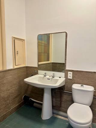 ENKEL VOOR STUDENTEN!Tussen de Oude Markt en de Grote Markt van Leuven ligt deze stadswoning met gemeubelde studentenkamers op toplocatie in het...