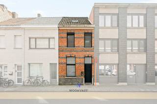 Deze volledig gerenoveerde woning uit 2015 combineert comfort, stijl en praktisch wonen. Bij binnenkomst word je verwelkomd door een lichte en...