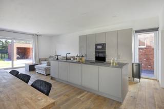 Stijlvolle , bijna energieneutrale nieuwbouwwoning met 4 slaapkamers en aparte garage (incl. elektrische kantelpoort ondertussen). Extra...