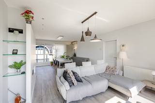 <div><div><div><p><span>In de Mercatorstraat in Sint-Niklaas bevindt zich dit ruime duplex - penthouse appartement met een bewoonbare oppervlakte van 170 m² en een zonnig terras van 27 m². De doordachte indeling, de aangename lichtinval en de veelzijdige bovenverdieping zorgen voor een bijzonder comfortabele woonomgeving.</span></p><p><span>De penthouse is gelegen op de vierde verdieping. Bij het binnenkomen wordt u verwelkomd in de ruime leefruimte met airconditioning. De open indeling versterkt het gevoel van ruimte en zorgt voor een natuurlijke verbinding tussen de woon- en eetkamer en de recente, volledig uitgeruste keuken van Dovy.</span></p><p><span>Een groot schuifraam laat veel natuurlijk licht binnen en geeft toegang tot het terras van 27 m². Deze aangename buitenruimte vormt een mooi verlengstuk van de leefruimte en biedt voldoende plaats om te ontspannen of gezellig buiten te tafelen. De afzonderlijke terrasberging zorgt bovendien voor extra praktisch opberggemak.</span></p><p><span>De nachthal leidt naar een volwaardige slaapkamer, een bureauruimte, een apart toilet en een afzonderlijke badkamer met douchecabine. De ruime masterbedroom is voorzien van ingebouwde kasten en beschikt over een ensuite badkamer met ligbad. Deze combinatie biedt extra privacy en dagelijks comfort.</span></p><p><span>Via de bureauruimte bereikt u de bovenverdieping. Hier bevindt zich een lichtrijke zolderkamer van 26 m² uitgerust met meerdere Veluxramen. Deze ruimte kan naar eigen behoefte worden ingericht als extra slaapkamer, hobbyruimte of polyvalente kamer. De tweede zolderkamer van 23 m² biedt bijzonder veel opslagruimte en vormt een waardevolle aanvulling op het appartement.</span></p><p><span>Dankzij de ruime indeling, de twee badkamers, het grote terras en de flexibel in te richten bovenverdieping leent dit appartement zich uitstekend voor uiteenlopende woonbehoeften. De recente keuken, de airconditioning en de ingebouwde kasten verhogen het wooncomfort, terwijl de verschillende bergruimtes ervoor zorgen dat het appartement praktisch en overzichtelijk blijft.</span></p><p><span>Twee autostaanplaatsen in de kelder vervolledigen het geheel. Deze zijn aan te kopen aan 35.000 euro voor beiden.</span></p><p><span>Heeft u interesse in dit ruime en veelzijdige duplexappartement? Neem dan contact op via </span><span>emanuel.durinck@immo-zone.be</span><span> of 0486/03.00.10.</span></p></div></div></div>