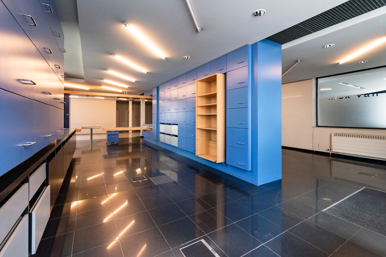 Bureel met een oppervlakte van 365m² te Tielt. - foto 3