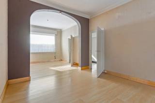 Op een uitstekende en centrale locatie in Lier, op korte afstand van zowel het centrum als het station, bevindt zich deze te renoveren woning met zeer veel potentieel.<br /><br />De ideale opportuniteit voor wie op zoek is naar een woning die volledig naar eigen smaak en wensen kan worden gerenoveerd.<br /><br />De woning is te betreden via de inkomhal die toegang geeft tot de ruime woonkamer. Aansluitend bevindt zich de keuken. Verder beschikt het gelijkvloers over een praktische berging, een apart toilet en een terras.<br /><br />Op de eerste verdieping bevinden zich de nachthal, één slaapkamer (18 m²) en de badkamer, momenteel ingericht met een bad met douchesproeier en een lavabo.<br /><br />De tweede verdieping biedt nog 2 slaapkamers (18m² & 11m²).<br /><br />Met mooie ruimtes en hoge plafonds, in combinatie met de topligging nabij het centrum en het station van Lier, vormt dit een interessante opportuniteit voor wie een woning volledig naar eigen hand wil zetten.<br /><br />Dit pand is onderhevig aan de Vlaamse renovatieverplichting voor residentiële gebouwen.<br /><br />Troeven:<br />+ Toplocatie nabij centrum & station van Lier<br />+ Zeer veel potentieel bij renovatie<br />+ 3 slaapkamers<br />+ Ruime leefruimte<br />+ Terras<br /><br />Interesse in deze te renoveren woning? Contacteer ons via 03 337 50 70 of info@vbvastgoed.be voor een afspraak ter plaatse of meer informatie.