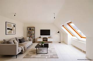 <p><span>SINT-NIKLAAS</span><span>: Op zoek naar een instapklaar én ruim appartement (bouwjaar 2006) met open zicht en twee zonnige terrassen? Dit lichtrijke appartement van maar liefst 134 m² op de vierde verdieping combineert een uitstekende ligging in de Mercatorstraat met een praktische indeling en maar liefst drie slaapkamers. </span></p><p><span>De belangrijkste troeven op een rij:</span></p><p><span>- Energiezuinig (EPC-label B)<br />- Gelegen op de 4e verdieping (hoogste niveau van de residentie) met open uitzicht en veel lichtinval<br />- Twee terrassen (4 m² en 5 m²) met zuidwestelijke oriëntatie<br />- Lift aanwezig in het gebouw<br />- Centrale ligging nabij winkels, openbaar vervoer (bus en trein) en het centrum van Sint-Niklaas</span></p><p><span>Indeling</span><span><br />U komt binnen in een ruime inkomhal die toegang biedt tot alle vertrekken. Van hieruit bereikt u de grote, lichtrijke woonkamer met open keuken, volledig uitgerust (met vaatwas, oven, koelkast, ceramische kookplaat en dampkap). Aansluitend bevindt zich een praktische berging. Het appartement beschikt over drie volwaardige slaapkamers, ideaal voor een gezin of wie extra ruimte wenst voor bureau of hobby. De badkamer is ingericht met zowel een douche als een bad en een dubbele lavabo. Een apart toilet is eveneens aanwezig. Dankzij de ligging op de bovenste verdieping geniet u van een open zicht en maximale lichtinval gecombineerd met de nodige privacy. Aan de achterzijde van het appartement beschikt u over twee terrassen, waar u in alle rust kan genieten van de middag- en avondzon.</span></p><p><span>Extra's</span><span><br />Bij dit appartement is er de mogelijkheid om een zeer ruime garagebox (30.000 euro) en/of een carport (15.000 euro) aan te kopen.</span></p><p><span>Dit is een uitstekende kans voor wie op zoek is naar een groot, instapklaar appartement van 134 m² met terrassen en topligging in Sint-Niklaas.</span></p>