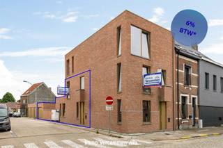 <p><span>Stijlvol nieuwbouw duplexappartement met tuin en garage in hartje van het landelijke Duffel-West.</span></p><p><span> </span></p><p><span>Dit energiezuinig duplexappartement combineert ruimte en comfort met een topligging. Het appartement is in laatste fase van afwerking en wordt voorzien van uiterst kwalitatieve materialen. Energiezuinigheid is een absolute troef (E-peil 10), o.a. dankzij vloerverwarming via warmtepomp, zonnepanelen, etc. met een vrijstelling op de onroerende voorheffing tot gevolg (5 jaar).</span></p><p><span> </span></p><p><span>U geniet van een lichtrijke open leefruimte met volledig uitgeruste keuken en ruime berging, uitgevend op een gezellig zuidgericht stadstuintje met terras. Het terras is tevens bereikbaar via poortje achteraan. Op de verdieping bevinden zich twee volwaardige slaapkamers en een moderne badkamer met douche, badkamermeubel met dubbel lavabomeubel en een tweede toilet. Achteraan is er een zeer ruime garagebox, met plaats voor wagen en fietsen, verplicht bij aan te kopen aan 40.000 excl. btw.</span></p><p><span> </span></p><p><span>Het appartement geniet een absolute topligging pal in het dorpscentrum van Duffel-West, vlakbij winkels, wekelijkse markt, scholen, sport- en ontspanningsmogelijkheden. Een vlotte bereikbaarheid is gegarandeerd dankzij openbaar verover, nabij gelegen station, fietsostrade en belangrijke invalswegen centraal tussen Brussel - Antwerpen en Mechelen - Lier.</span></p><p><span> </span></p><p><span>Oplevering voorzien tweede augustus 2026. 6% BTW mogelijk.</span></p><p><span>Bezoek enkel na afspraak, vrijblijvende info op kantoor: 015/755 444 of info@immovercammen.be</span></p><p><span> </span></p>