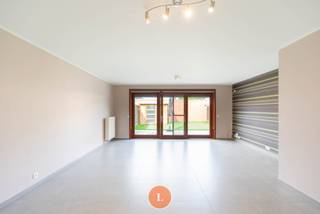 Deze <strong>verzorgde woning</strong> biedt een praktische en comfortabele indeling, ideaal voor wie op zoek is naar een <strong>instapklare gezinswoning.</strong><br />Bij binnenkomst betreedt u de <strong>inkomhal </strong>met directe toegang tot de<strong> inpandige garage</strong>. De leefruimte is opgedeeld in een <strong>gezellige zithoek</strong> en een eetgedeelte, met zicht op de aangelegde en <strong>onderhoudsvriendelijke tuin</strong>. Aansluitend bevindt zich de <strong>open, volledig uitgeruste keuken</strong> met een gezellige toog .<br /><br />Op de eerste verdieping bevinden zich <strong>drie volwaardige slaapkamers</strong> en een <strong>badkamer </strong>met <strong>ligbad, aparte douche, dubbele wastafel en toilet</strong>. Via een schuiftrap is er toegang tot de <strong>zolder</strong>, die extra opbergruimte biedt.<br /><br />De tuin is aangelegd met kunstgras en beschikt over een <strong>ruim terras</strong> – perfect voor ontspannen buitenmomenten. Achter de woning is er bovendien een aparte garagebox aanwezig, die optioneel kan worden aangekocht voor 25.000 EUR.<br /><br />Verdere troeven van de woning zijn de <strong>elektrische rolluiken</strong>, <strong>regenwater aansluiting</strong>, <strong>waterverzachter </strong>en overal <strong>centrale verwarming</strong>. <br /><br /><strong><span>Pluspunten:</span></strong><br />- Instapklaar<br />- Gunstig EPC = B<br />- Elektriciteit conform<br />- Zonnepanelen<br /><br />Heeft u interesse in meer informatie of een bezoek aan deze woning? Aarzel niet om contact op te nemen met Kimberly via 0470574605.<br /><br />