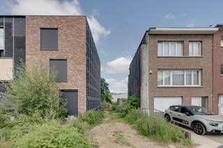 <p><strong>Soms koop je geen huis, maar een toekomst. In de Eksterlaarwijk, één van de groenste en meest geliefde buurten van Deurne, ligt deze bouwgrond klaar voor een nieuw verhaal. Je woont hier vlak bij het Boekenbergpark, met scholen, winkels en openbaar vervoer op wandelafstand. En alsof dat nog niet genoeg is, wordt dit deel van de Kerkhofweg in 2026 omgevormd tot een autoluwe groenstraat en woonerf. Een plek waar kinderen kunnen spelen, buren elkaar ontmoeten en wonen nog nét dat tikkeltje aangenamer wordt. Kom kijken…</strong></p><p> </p><p><strong>Een blanco blad met heel veel potentieel</strong></p><p>Hier krijg je de kans om helemaal vanaf nul te vertrekken. Het perceel biedt ruimte voor een rijwoning met tuin, waarbij een kelder en drie bouwlagen mogelijk zijn. Ook een meergezinswoning behoort tot de mogelijkheden. Een plek waar je dus niet alleen vandaag, maar ook op de lange termijn alle kanten mee uit kan.</p><p> </p><p><strong>Groen dat al jaren zijn werk doet</strong></p><p>De tuin beschikt vandaag al over volwassen bomen die vanaf de lente voor verrassend veel privacy zorgen. Geen kale nieuwbouwtuin waar alles nog moet groeien, maar een groene basis die meteen sfeer en rust brengt.</p><p> </p><p><strong>Slim bekeken</strong></p><p>Ook praktisch zit het goed. Aan de voorzijde zijn een voortuin én een privéparkeerplaats. Bovendien bereik je het perceel ook langs de achterzijde, waar nog een extra parkeerplaats voorzien kan worden, buiten of in een tuinhuis of garage. Handig vandaag én morgen.</p><p> </p><p><strong>Een buurt waar je mee in groeit</strong></p><p>Wat deze plek extra bijzonder maakt, is de omgeving. De nieuwe bewoners in de straat zijn voornamelijk jonge gezinnen, waardoor hier een warme, nieuwe buurt ontstaat waar kinderen samen opgroeien en buren elkaar nog kennen. Voeg daar de toekomstige groenstraat aan toe en je voelt meteen waarom dit zoveel meer is dan alleen een bouwgrond.</p><p>Wie hier bouwt, bouwt niet alleen een woning. Je bouwt mee aan een buurt die volop in bloei staat. Op dit perceel is uiteraard de bouwcode van toepassing. Wil je hier meer over weten, neem dan een kijkje op de website van stad Antwerpen: https://www.antwerpenmorgen.be/nl/projecten/bouwcode-vernieuwd/media</p><p> </p><p><strong>Verliefd? Antwerpen@ugly.be</strong></p><p> </p>
