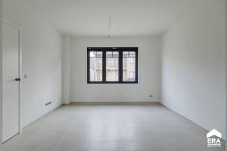 [[ DIT PAND NEEMT DEEL AAN DE ERA OPEN HUIZEN DAG OP 14/3 VAN 13:00 TOT 14:00 ]]
Deze woning, uit 1956, gelegen in het mooie Eigenbilzen, werd volledig gestript en <strong>gerenoveerd in</strong> <strong>2025</strong>. <br />Ondanks de rustige omgeving geniet je hier van alle voorzieningen binnen handbereik. Zo vind je in de nabije omgeving o.a. een apotheek, tandarts, bakkerij én kan je genieten van prachtige wandelingen in de <em>Vallei van Krombeek</em>. Daarnaast bereik je op 10 minuten het centrum van Bilzen en de oprit van de E313. Kortom: de ideale locatie!<br /><br />Bij het betreden van de woning kom je terecht in de ruime <strong>inkomhal</strong> dewelke toegang geeft tot de lichtrijke <strong>leefruimte</strong>.<br />Achteraan de woning bevindt zich de volledig uitgeruste <strong>keuken</strong>, voorzien van een koelkast, spoelbak, vaatwasser, keramische kookplaat en combi-oven. Dankzij de grote raampartijen geniet je hier van veel natuurlijke lichtinval en een prachtig uitzicht over de <strong>tuin</strong>.<br />De keuken geeft tevens toegang tot een <strong>berging</strong> (met lavabo en aansluiting voor wasmachine en droogkast).<br />Op de benedenverdieping bevindt er zich ook nog een <strong>apart toilet</strong> met handenwasser.<br /><br />Op de <strong>eerste verdieping</strong> vind je een nachthal, twee <strong>slaapkamers</strong> en een <strong>badkamer</strong> (met inloopdouche, toilet en dubbele wastafel in meubel).<br /><br />De <strong>zolderverdieping</strong> werd volledig afgewerkt en kan dienst doen als extra slaapkamer, hobbyruimte...<br /><br /><strong>TROEVEN:</strong><br />- Volledig gerenoveerd in 2025<br />- Energiezuinig label B<br />- Ventilatiesysteem<br />- Vloerverwarming op de benedenverdieping<br />- Voorzieningen voor airco's op de slaapkamers reeds aanwezig<br />- Regenwaterput (7.500 L)<br />- Aankoop onder 2% registratierechten mogelijk!