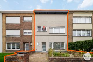 Op zoek naar een huis waar u meteen kan intrekken?<br /><strong>Deze instapklare gezinswoning is een echte aanrader!</strong><br /><br />Gelegen in een rustige straat, op wandelafstand van het stadscentrum, biedt ze de perfecte combinatie van rust en comfort.<br />De verzorgde voortuin geeft een warme eerste indruk. Binnen valt het natuurlijke licht van de grote ramen meteen op in de ruime woonkamer.<br />De open, moderne keuken is volledig vernieuwd in 2007 en kreeg in 2023 nieuwe elektrische toestellen.<br /><br />Boven zijn er drie ruime slaapkamers, perfect voor een gezin of als werk- of hobbykamer. De badkamer en het sanitair werden in 2016 volledig vernieuwd en zijn modern en praktisch, met inloopdouche en dubbele lavabo.<br /><br />Op het gelijkvloers is er een handige berging met directe toegang tot de kelder, ideaal voor extra opslag. Achteraan ligt een onderhoudsvriendelijke tuin, volledig aangelegd in 2010 door een tuinarchitect, met een ruim terras en tuinhuis. Een rustige plek om te ontspannen en van de zon te genieten.<br /><br /><strong>Goed onderhouden en recent vernieuwd</strong><br />2007: vloeren, keuken, veranda, centrale verwarming, ramen en terras vernieuwd.<br />2010: tuin volledig aangelegd met terras, tuinhuis en afsluitingen.<br />2016: badkamer en sanitair volledig vernieuwd, isolatie van voor- en achtergevel.<br />2021: nieuwe condensatieketel en keukenboiler.<br />2023: nieuwe elektrische keukentoestellen en rolluikenmotor.<br /><br /><strong>Deze woning is instapklaar, lichtrijk, comfortabel en klaar om van te genieten.</strong>