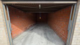 Deze garagebox is gelegen in het centrum van Koekelare, nabij de Brouwerijstraat.<br /><br />Manuele kantelpoort.