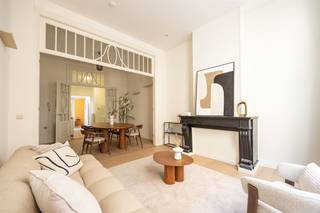 <p><span>Op zoek naar een gezellige, centraal gelegen stek in de stad? Dit gelijkvloersappartement combineert charme, authenticiteit en functionaliteit op een toplocatie tussen Paardenmarkt, Ossenmarkt en het bruisende Eilandje. Perfect als eerste woning of slimme investering.</span></p><p><span> </span></p><p><span>Licht &amp; karaktervol</span></p><p><span>Je komt binnen in de leefruimte op een warme houten vloer, waar de hoge plafonds en de authentieke sierschouw meteen in het oog springen. Grote ramen zorgen hier voor een aangename lichtinval en een open, luchtig gevoel. De ruimte biedt plaats voor zowel een gezellige zithoek als een volwaardige eettafel, die mooi overloopt in de achterliggende eetkamer.</span></p><p><span>De keuken is praktisch ingericht met voldoende kastruimte, een gasfornuis en een onderhoudsvriendelijke tegelvloer. Aansluitend ligt de badkamer, compact maar functioneel, voorzien van douche, lavabo en toilet.</span></p><p><span> </span></p><p><span>Slim ingedeeld &amp; aangenaam buiten</span></p><p><span>Achteraan bevindt zich de ruime slaapkamer, rustig gelegen en afgewerkt met een warme vloer. Vanuit de keuken heb je rechtstreeks toegang tot het knusse stadkoertje, waar je in alle privacy een fijne buitenplek creëert met wat groen en een zitje. Ideaal om even tot rust te komen midden in de stad. Volgens het grondplan omvat de indeling een duidelijke flow van leefruimte naar keuken, koer, slaapkamer en badkamer, wat zorgt voor een logische en praktische woonervaring. Nood aan extra opbergruimte?  Er is nog een privatieve kelderberging aanwezig om uw spullen in op te bergen. </span></p><p><span> </span></p><p><span>Centrale ligging in de Oude Buurt</span></p><p><span>Je woont hier in een charmante straat vlak bij de Paardenmarkt en de universiteitsbuurt. Deze levendige omgeving combineert historische charme met een jonge, dynamische sfeer. Gezellige cafés, restaurants, het MAS en buurtwinkels liggen op wandelafstand, net als openbaar vervoer. Ook het Eilandje, Park Spoor Noord en de Scheldekaaien bereik je in enkele minuten met de fiets. Hier woon je echt midden in het stadsleven, met alles binnen handbereik.</span></p><p><span> </span></p><p><span> </span></p><p><span> </span></p><p><span> </span></p><p><span> </span></p>