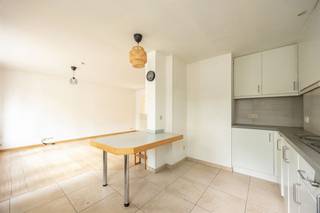 <p><span>Turnkey ground-floor apartment with sunny courtyard on prime location in Borgerhout</span></p><p><span> </span></p><p><span>Looking for a ready-to-use apartment with lots of light, a cozy outdoor space and a central location? Then this is the place for you. This well-kept ground-floor apartment combines a spacious living area with an open kitchen, a comfortable bedroom and a sunny city yard. Moreover, you live close to the Te Boelaer Park, stores, schools and public transport.</span></p><p><span> </span></p><p><span>Light &amp; practical</span></p><p><span>You enter in the entrance hall, where there is a handy built-in closet with connection for a washing machine. From the hall you have access to both the bathroom and the living space.</span></p><p><span>Together with the open kitchen, the living room forms a pleasant, light-filled living environment. Thanks to the large window on the street side, the room is bathed in natural light. The easy-care flooring provides a warm feel. The open kitchen connects nicely to the living space and features a sink, range hood, connection for a gas stove and plenty of electrical outlets. A compact breakfast table or additional countertop makes the space extra practical.</span></p><p><span> </span></p><p><span>Bedroom with access to outdoor space</span></p><p><span>At the back is the spacious bedroom, quietly located and with direct access to the cozy city courtyard. That outdoor space is southeast oriented, so you can enjoy the sun here early in the day. Ideal for breakfast outside, some greenery in pots or a cozy sitting area. The bedroom offers ample space for a double bed and closets.</span></p><p><span>Next to the bedroom is the bathroom, equipped with a shower, toilet and sink. Thanks to the window, you enjoy natural ventilation and natural light here.</span></p><p><span> </span></p><p><span> </span></p><p><span>Central living near park and station</span></p><p><span>This apartment is in a particularly convenient location in Borgerhout. You live near the Te Boelaer Park and the Boekenberg Park, ideal for a walk, a running session or a relaxing afternoon in the greenery. For your daily shopping, Delhaize and Aldi are a short distance away. Schools, public transportation and Berchem Station are also in the immediate vicinity. Moreover, with the Ring Road and major approach roads nearby, you are quickly on your way to Antwerp or beyond.</span></p><p><span> </span></p>