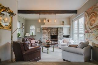 Huisindeling:Gelijksvloer:- Inkomhal met apart gastentoilet - Ruime lichtrijke leefruimte met zicht op de tuin- Aparte keuken- Zonnige tuin van...