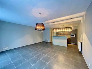 <p><span>Dit appartement is gelegen ten noorden en op wandelafstand van centrum Mechelen. Tevens ligt het station van Nekkerspoel op een boogscheut en is de oprit E19 (Antwerpen/Brussel) op nog geen 5 minuten rijden. Deze woonomgeving beschikt over verschillende scholen, winkels, ...</span></p><p><span> </span></p><p><span>EXTRA INFO:</span><span> het douchescherm worden nog vervangen.</span></p><p><span> </span></p><p><span>INDELING</span></p><p><span>Gelijkvloers: gemeenschappelijke inkomhal, private hal, aparte toilet, badkamer met douche en lavabo in meubel, slaapkamer, open leefruimte voorzien van keuken, eetplaats en living, berging en terras. Kelder: bergkelder en ondergrondse autostaanplaats.</span></p><p><span> </span></p><p><span>MAANDELIJKSE HUUPRIJS</span><span>: 1040 euro + 60 euro gemeenschappelijke kosten.</span></p><p><span> </span></p><p><span>BESCHIKBAARHEID</span><span>: beschikbaar vanaf 1/1/2026.</span></p>