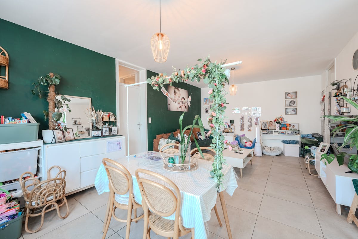 Lichtrijk twee-slaapkamerappartement met terras te Oostende - foto 5