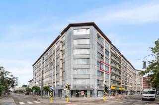 <p>Bent u op zoek naar een verzorgd appartement op een centrale locatie? Dan is dit instapklare appartement zeker een bezoek waard.<br /><br />De ligging is een absolute troef. Op wandelafstand bevindt zich het prachtige Rivierenhof, ideaal voor een ontspannende wandeling, een sportieve activiteit of een gezellige picknick. Bovendien geniet u van een uitstekende bereikbaarheid dankzij de nabijheid van winkels, scholen en openbaar vervoer, waardoor u alle dagelijkse voorzieningen binnen handbereik hebt.<br /><br />Het appartement is netjes onderhouden en volledig instapklaar. Door de praktische indeling is het perfect geschikt voor zowel koppels, jonge gezinnen als investeerders.<br /><br />Belangrijkste ruimtes:</p>
• Woonkamer met aangename lichtinval<br />• Uitgeruste keuken<br />• Twee slaapkamers<br />• Badkamer met ligbad, wastafel in meube<br />• Apart toilet<br />• Wasplaats<br />• Terras achteraan<br /><br />Troeven:<br />• Gegeerde locatie nabij Rivierenhof<br />• Elektrische zonnewering<br />• Gemeenschappelijke fietsenstalling en ruime privatieve kelder<br /><br />Neem vandaag nog contact op met je ERA-makelaar voor een bezoek. JOUW DROOMAPPARTEMENT. ZO GEVONDEN!