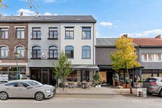 Handelspand met achterliggend terras en bovenliggend appartement heeft volgende troeven: Handelspand/café:+ Terras vooraan en achteraan;+ één grote...