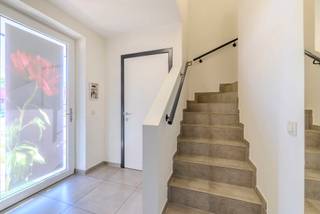 <p><strong>Moderne, energiezuinige woning met 3 slpks in rustige doodlopende straat te Balen</strong></p>
<p>Deze moderne en recent gebouwde woning in <strong>Balen</strong> combineert hedendaags wooncomfort met een praktische indeling en een rustige ligging. Dankzij het bouwjaar <strong>2021</strong>, de verzorgde afwerking en de uitstekende <strong>EPC-score A</strong> is dit een instapklare woning voor wie op zoek is naar energiezuinig en comfortabel wonen.</p>
<p><u>Gelijkvloers</u>:</p>
<p>Bij het betreden van de woning kom je binnen in een <strong>zeer ruime inkomhal</strong> met gastentoilet. Vanuit deze inkomhal is er toegang tot het gastentoilet en tot de lichtrijke leefruimte.</p>
<p>De <strong>leefruimte</strong> heeft een oppervlakte van circa <strong>41 m²</strong> en sluit mooi aan op de ingerichte eetkeuken. Deze keuken is voorzien van een <strong>granieten werkblad </strong>met elektrische kookplaat, Amerikaanse koelkast, afwasmachine en een praktisch <strong>eiland om aan te kokkerellen. </strong> Dankzij de grote schuifraam is er vanuit de keuken rechtstreeks toegang tot de tuin <strong>met vrij uitzicht op weilanden en bossen!</strong></p>
<p><u>Verdieping</u>:</p>
<p>Op de bovenverdieping bevinden zich <strong>3 ruime slaapkamers</strong> en een centrale badkamer. De badkamer is uitgerust met een <strong>douche</strong>, een <strong>dubbele wastafel</strong> en een tweede toilet. Ook hier is ruimte voor het stallen van wasmachine en droogkast.</p>
<p>De woning beschikt over een totale bewoonbare oppervlakte van ongeveer <strong>132 m²</strong> bruto en wordt verwarmd op gas. Buiten geniet je van een <strong>volledig omheinde tuin</strong>, ideaal voor kinderen of huisdieren. De woning is gelegen in een <strong>doodlopende straat</strong>, wat zorgt voor extra rust en veiligheid. Daarnaast is er een mooie straatbreedte van ongeveer <strong>11 meter</strong> en beschikt de woning over een <strong>carport grenzend aan de woning met toegang naar een technische ruimte/berging. </strong></p>
<p><strong><u>Troeven van deze woning</u></strong></p>
<ul>
<li>Bouwjaar 2021</li>
<li>Energiezuinig met EPC-label A</li>
<li>Moderne afwerking</li>
<li>3 ruime slaapkamers</li>
<li>Lichtrijke leefruimte van circa 41 m²</li>
<li>Ingerichte eetkeuken kookeiland</li>
<li>Badkamer met douche, dubbele wastafel en toilet</li>
<li>Zeer ruime inkomhal met gastentoilet</li>
<li>Volledig omheinde tuin met prachtig vrij zicht!</li>
<li>Carport aan de woning</li>
<li>Rustige ligging in een doodlopende straat</li>
<li>Ideaal voor gezinnen met kinderen</li>
<li>Bewoonbare oppervlakte van circa 132 m² bruto</li>
</ul>
<p>Deze woning is ideaal voor wie op zoek is naar een <strong>moderne, energiezuinige en instapklare gezinswoning</strong> op een rustige locatie in Balen.</p>