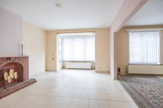 MAGNIFIQUE APPARTEMENT UNE CHAMBRE AVEC TERRASSE AGRÉABLE !<br /><br />Au 1er étage, dans la rue Jozef II 8, vous trouverez ce magnifique appartement avec une grande terrasse. L’appartement a été entièrement rafraîchi et repeint et offre un séjour lumineux et spacieux avec une cuisine moderne. Depuis la cuisine, vous avez un accès direct à la terrasse conviviale, idéale pour profiter du soleil. De plus, l’appartement dispose d’un débarras avec machine à laver, d’une chambre confortable, d’une salle de bain agréable avec baignoire/douche et lavabo simple, d’un WC séparé et d’une cave privative.<br />
<ul>
<li>Disponible immédiatement</li>
<li>Non meublé</li>
<li>Forfait charges communes : seulement 25 €/mois</li>
<li>Terrasse agréable</li>
<li>PEB : en cours</li>
</ul>