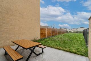 Ontdek deze recent gerenoveerde, ruime woning te Westende Dorp op enkele minuten van het strand, horecazaken en nog zoveel meer!<br />Een instapklare woning die comfort, ruimte en hedendaagse afwerking perfect combineert voor vaste bewoning, tweede verblijf of als investering.<br /><br />Deze woning werd ingedeeld als volgt:<br />Inkomhal met gastentoilet, woonkamer, open keuken uitgevend op de ruime aangelegde tuin.<br />Via de trap, op de 1ste verdieping vinden we wederom een afzonderlijk toilet, 2 ruime slaapkamers en een badkamer met inloopdouche.<br />Op verdieping 2 vinden we het de 3de slaapkamer, de 2de badkamer met ligbad, en derde toilet en een technische bergruimte.<br /><br />Tot slot zijn alle benodigdheden aanwezig (evacuatieplannen, brandblussers, etc.) om deze woning in regel te stellen met het logiesdecreet.<br /><br />Enkele troeven:<br />Ruime woning <br />Op wandelafstand van het strand, stadscentrum en horeca<br />Hoogwaardig afgewerkt<br />Energiezuinig<br />Gemeubeld<br /><br />Aarzel niet en contacteer ons om deel te nemen aan de bezoekdag op 21/03/2026!