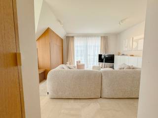 Volledig instapklaar, lichtrijk duplex hoekappartement: comfortabel wonen in het hart van KnokkeAls u binnenkomt op de benedenverdieping van de...