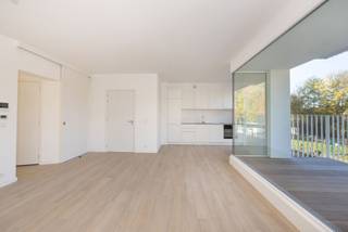 BERCHEM-SAINTE-AGATHE : Appartement de 114m² avec 3 chambres et un beau coin bureau. Bâtiment à l'épreuve du temps avec panneaux solaires, récupération d'eau de pluie et triple vitrage. Livraison à l'été 2025. Local à vélos disponible. Appartement vendu avec cave à €3.000 et parking souterrain €24.000. Estimation PEB A. TREVI : 02.340.24.73 - new@trevi.be