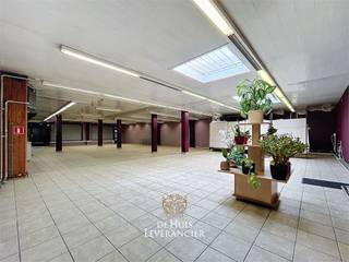 Bent u opzoek naar een ruime handelsgelijkvloers ?Kom snel kijken naar dit ruim pand in het centrum van Kontich Kazerne, ideaal voor allerlei...