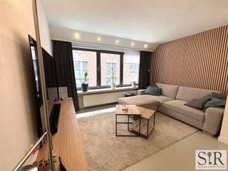 Net binnen de stadsring bevindt zich deze mooie en moderne woning met twee slaapkamers. Dankzij de ligging in een doodlopende en rustige straat kan je genieten van de troeven van in de gezellige Mechelse binnenstad te wonen zonder geluidsoverlast. De woning werd volledig gerenoveerd met kwalitatieve materialen en is smaakvol ingericht.<br /><br />De woning is ingedeeld als een bel-etage met op het gelijkvloers een hal en een zeer ruime garage die plaats biedt aan een wagen, fietsen, wasmachine, droogkast en nog veel extra opbergmogelijkheden.<br />Op de eerste verdieping bevindt zich de gezellige leefruimte en eetkamer met aansluitend een L-vormige, lichtrijke keuken die voorzien is van alle modern comfort (vaatwasmachine, oven, koelkast, microgolfoven en inductievuur). Via de keuken betreden we het toffe en rustige terras, er is ook nog een toilet en een berging op dit verdiep. <br />Op de tweede verdieping zijn er nog 2 grote, volwaardige slaapkamers en een frisse badkamer met een inloopdouche en lavabo-meubel. <br /><br />Dankzij de uitstekende ligging bereik je vlot verbindingswegen en autosnelwegen met de wagen maar heb je ook met de fiets of te voet zeer veel faciliteiten binnen handbereik. <br />Het terras zorgt ervoor dat je toch in alle rust thuis kan genieten van wat buitenruimte in de zomer. <br />Te huren vanaf 01/08/2026.<br />Indien gewenst kunnen de meubels overgenomen worden van de huidige bewoner.<br /><br />Aarzel niet en vraag snel je afspraak aan door een mail te sturen naar info@immosir.be of door te reageren op de advertentie en dan zien we jou graag voor een rondleiding in dit toffe huis!