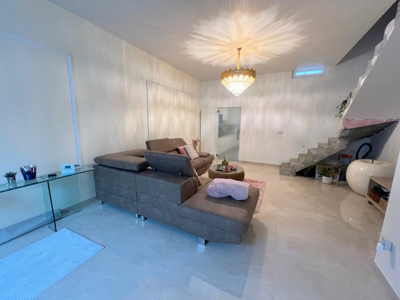 GERENOVEERDE INSTAPKLARE RUIME EIGENDOM MET GARAGE VOOR 2 WAGENS - photo 5